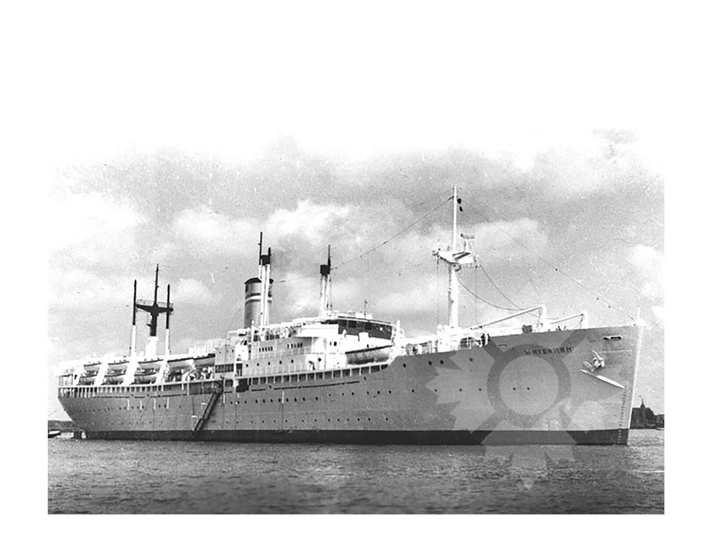 Image en noir et blanc du SS Waterman au mouillage, vu de la proue tribord, avec un ciel nuageux en arrière-plan