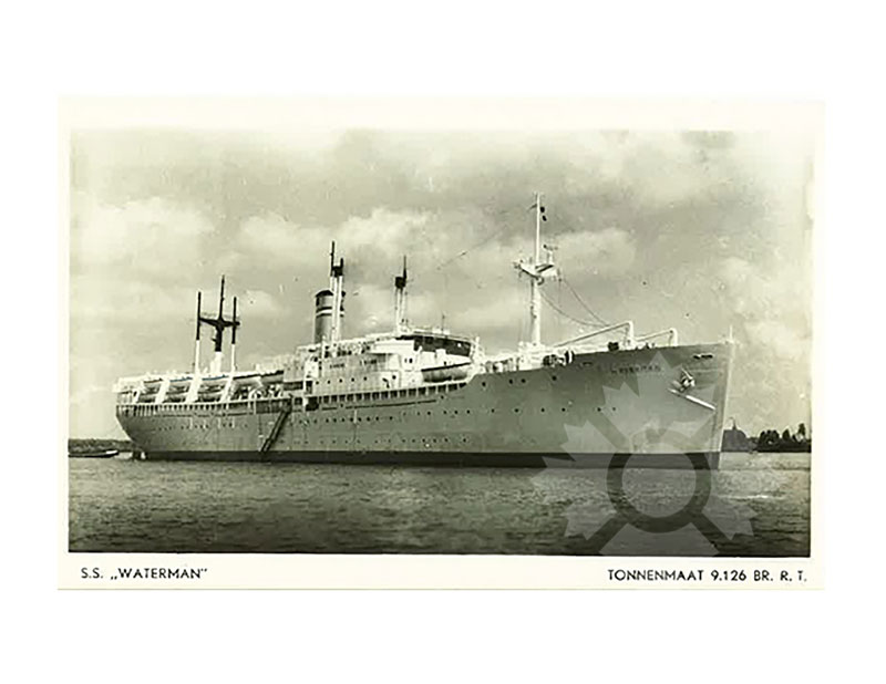 Image en noir et blanc du SS Waterman au mouillage, vu depuis la proue tribord, avec une légende visible en dessous.