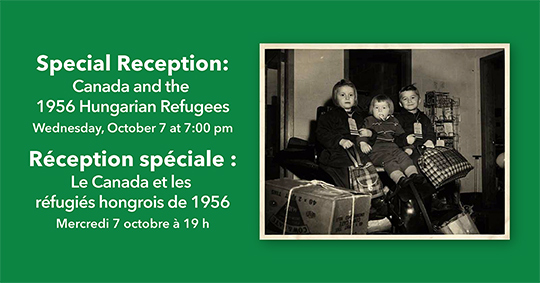 Photo en noir et blanc de trois enfants assis sur une table, parmi des bagages.