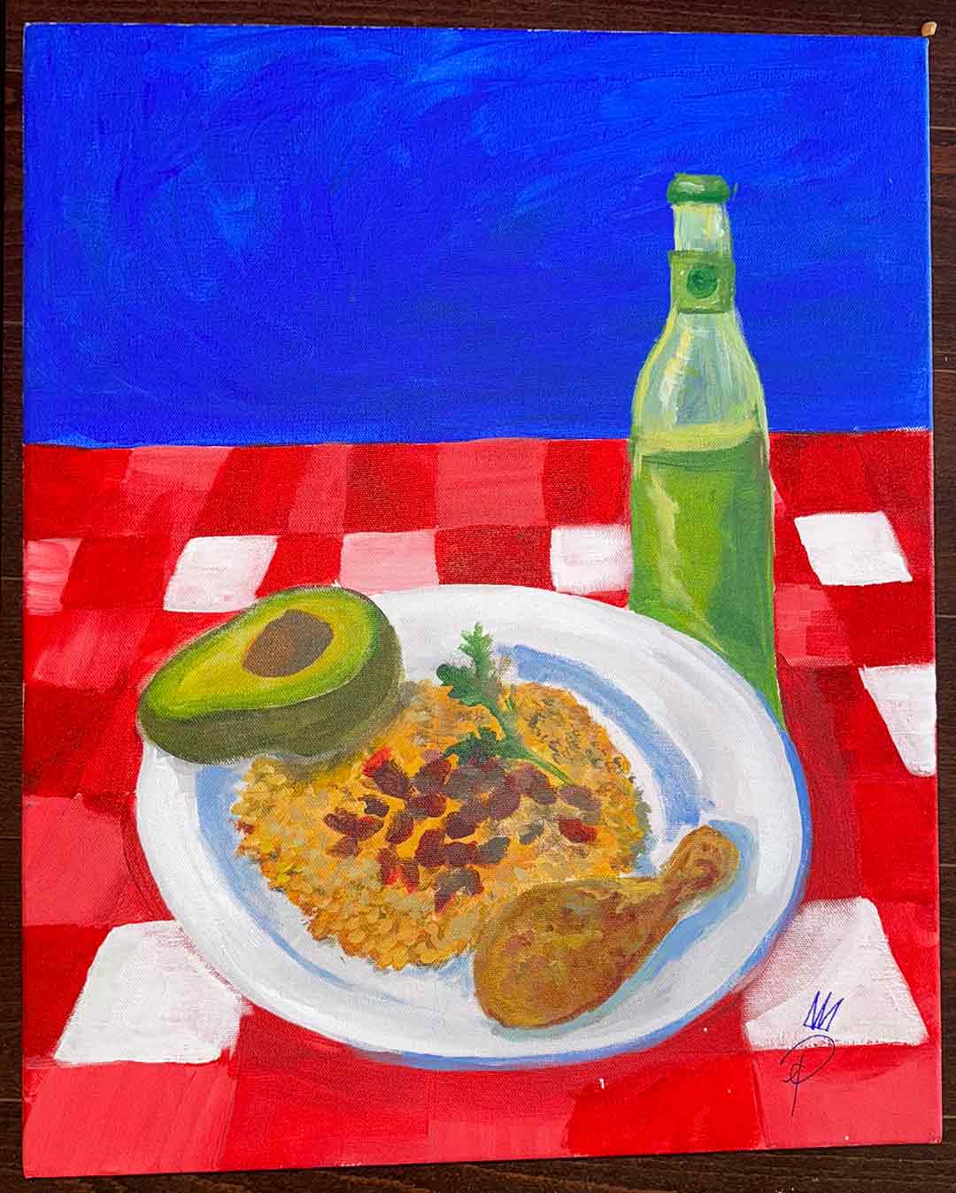 Peinture de riz et haricots avec cuisse de poulet et avocat sur une assiette blanche avec une garniture de persil, ainsi qu’une bouteille de soda sur une table avec une nappe à carreaux rouges et blancs.