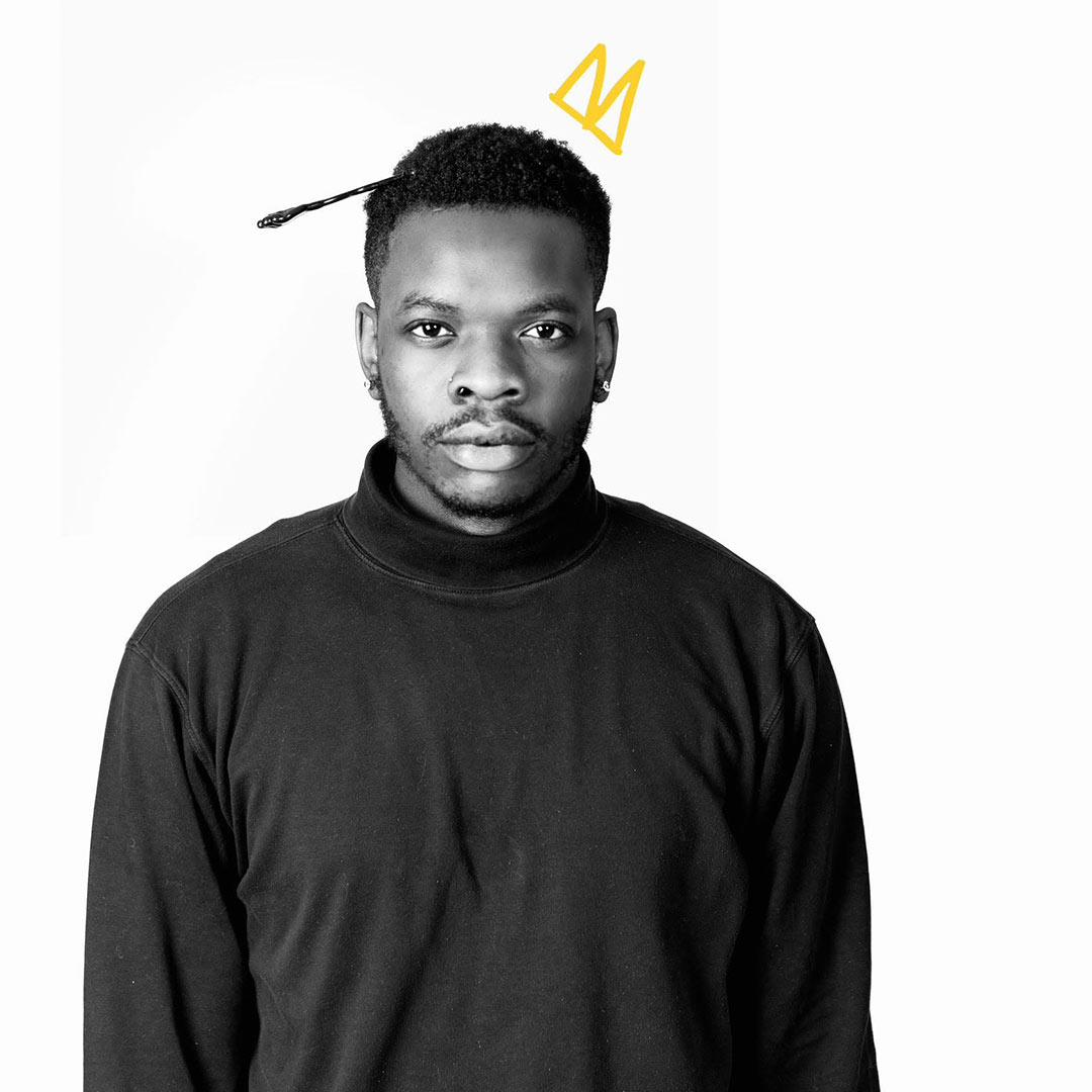 Portrait en noir et blanc de Prince Churchill portant un col roulé noir.