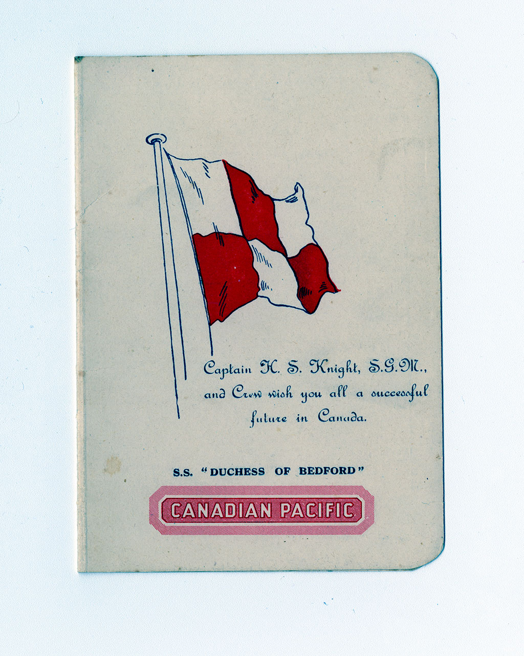 Page couverture à l'ancienne d'un menu de navire sur laquelle se trouve un drapeau rouge et blanc, ainsi que le nom du navire et de son capitaine.
