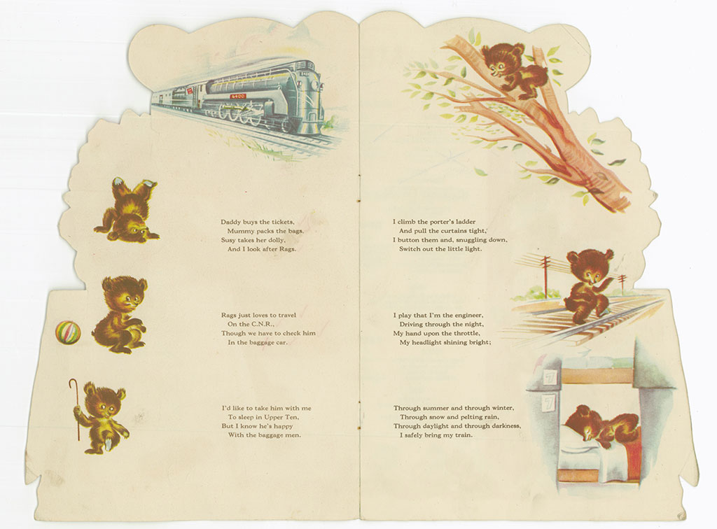 Encart ouvert provenant d'un menu à l'ancienne. Il contient une histoire et de belles illustrations d'un jeune ours s'adonnant à diverses activités.