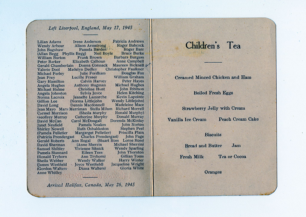Un ancien menu de navire ouvert. Ses pages montrent une liste des passagers et un menu pour les enfants.