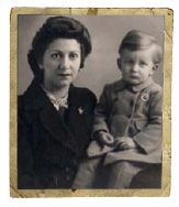 Une femme et un enfant posent sur une photographie en noir et blanc.