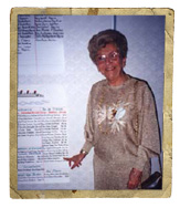 Une femme pose avec des affiches de texte sur le mur.