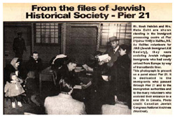 Un article intitulé « From the files of the Jewish Historical Society - Pier 21 » et une image de personnes autour d’un bureau.