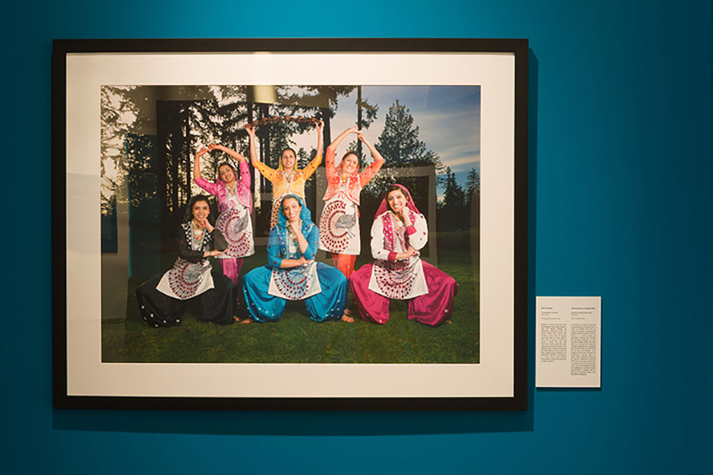 Un portrait encadré de six belles jeunes femmes portant des robes traditionnelles colorées.