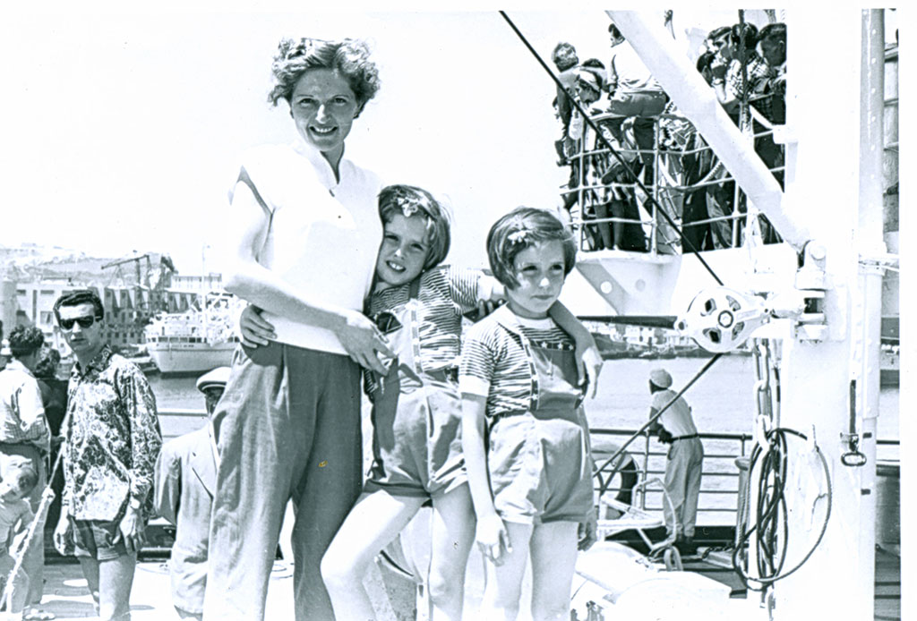 Une photo d'archive très floue montrant une femme et deux enfants.