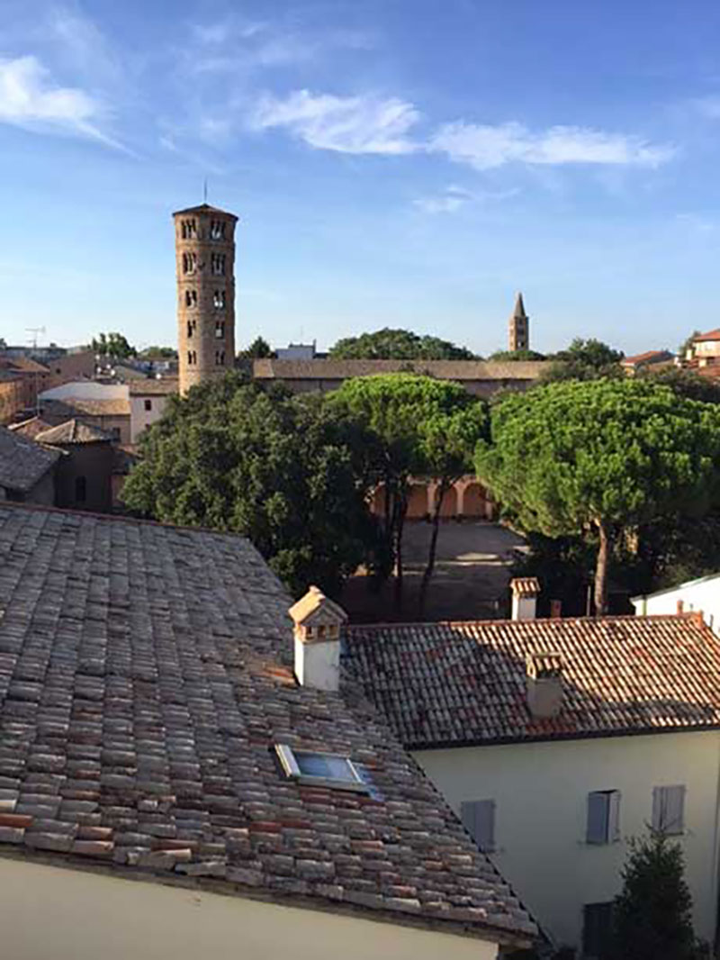 Surplombant les toits de la ville de Ravenne, les maisons ont des bardeaux d’argile et une tour antique à l’horizon.