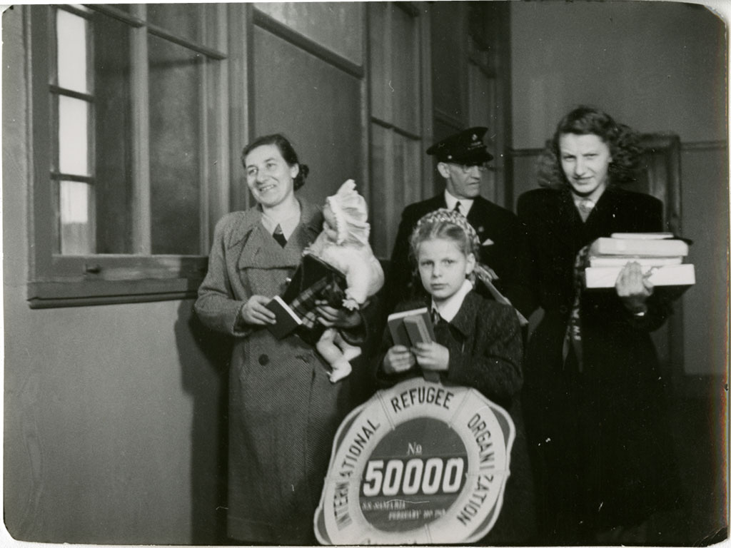 Ausma Levalds, personne déplacée lettonne, sa mère Karline et sa sœur Rasma après une réception pour commémorer l’arrivée d’Ausma au Canada, la 50000<sup>e</sup> personne déplacée d’après-guerre.