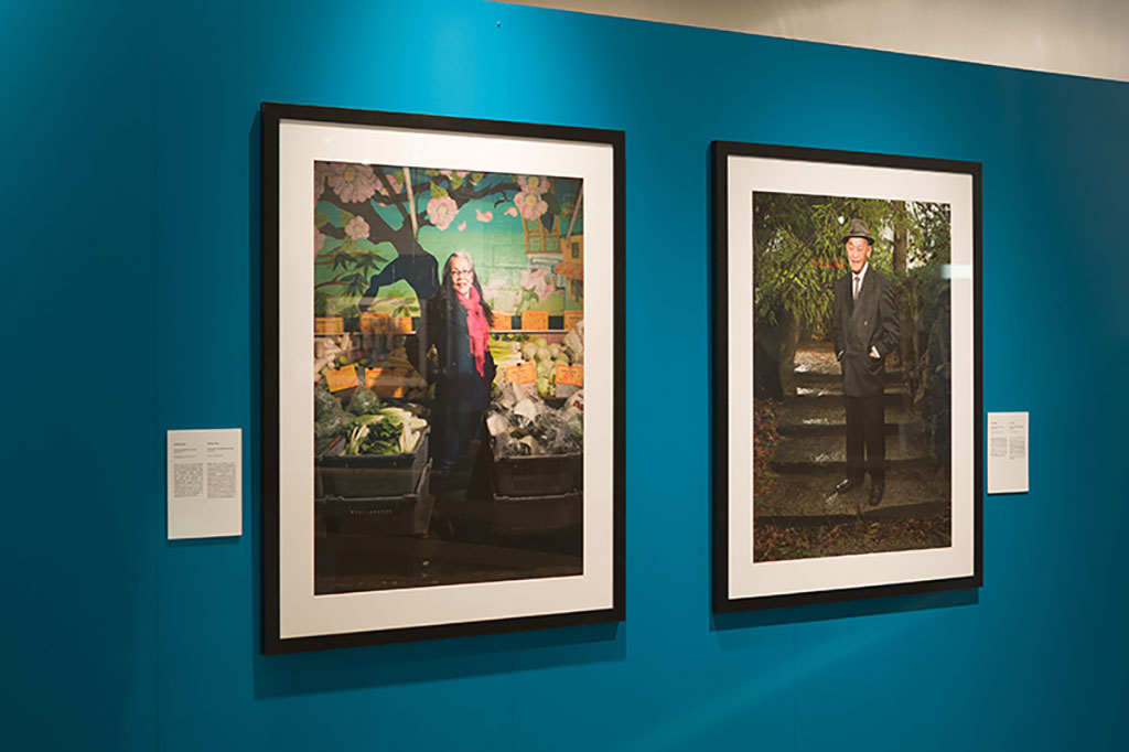 Deux magnifiques portraits accrochés à un mur turquoise.