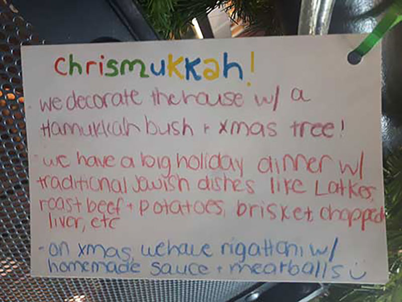 Un message au sujet de Noël écrit avec des marqueurs multicolores.