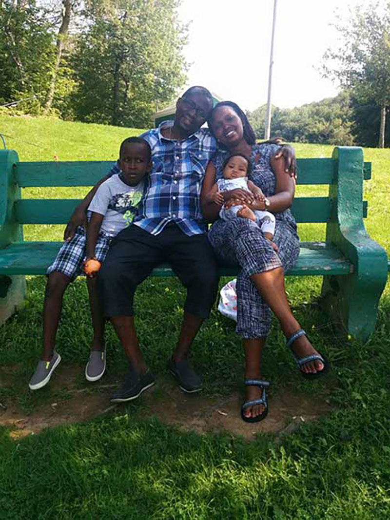Angelique et sa famille séance sur un banc de parc un jour ensoleillé