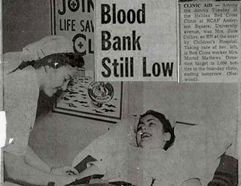 Un vieil article de journal intitulé Blood Bank Still Low» (La banque de sang manque encore de réserves). L'article montre une infirmière qui prélève du sang d'une femme inclinée.