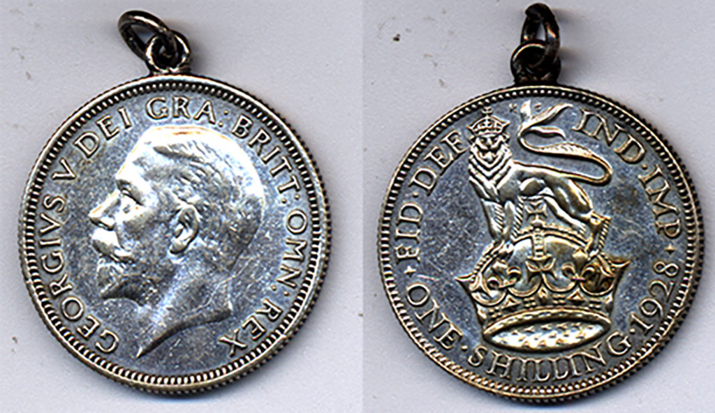 Vue rapprochée d'une vieille pièce de monnaie. Le profil d'un homme est gravé d'un côté et de l'autre se trouve un lion au sommet d'une couronne. Une inscription en latin est gravée sur le pourtour.