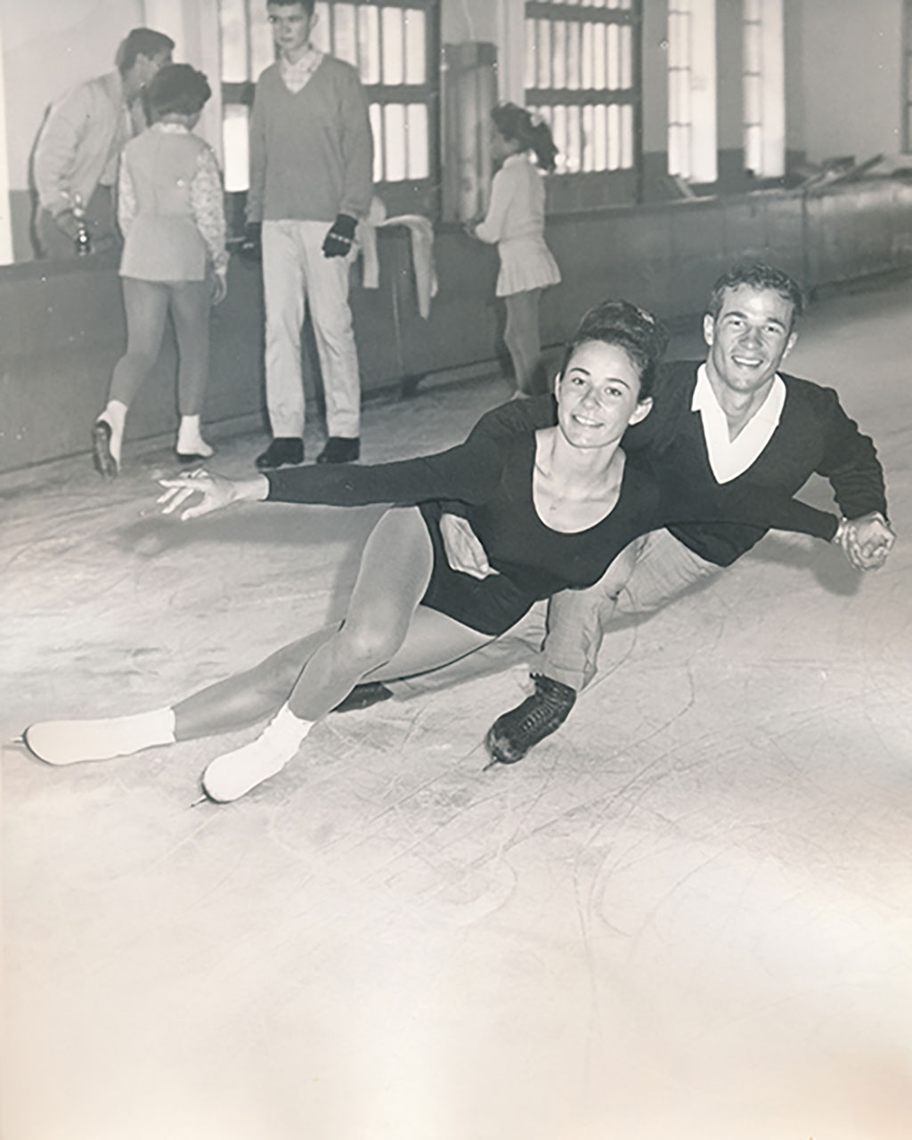 Une photo d’archives en noir et blanc d’un beau couple qui fait du patinage artistique.