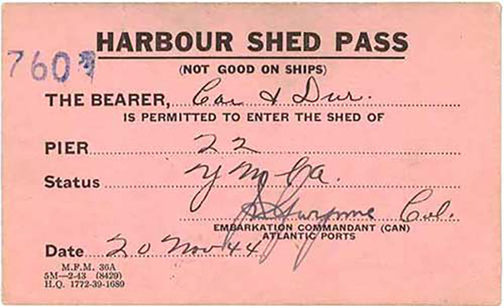 Carte en papier rose servant de laissez-passer dans le hangar du port. Elle date de 1944.