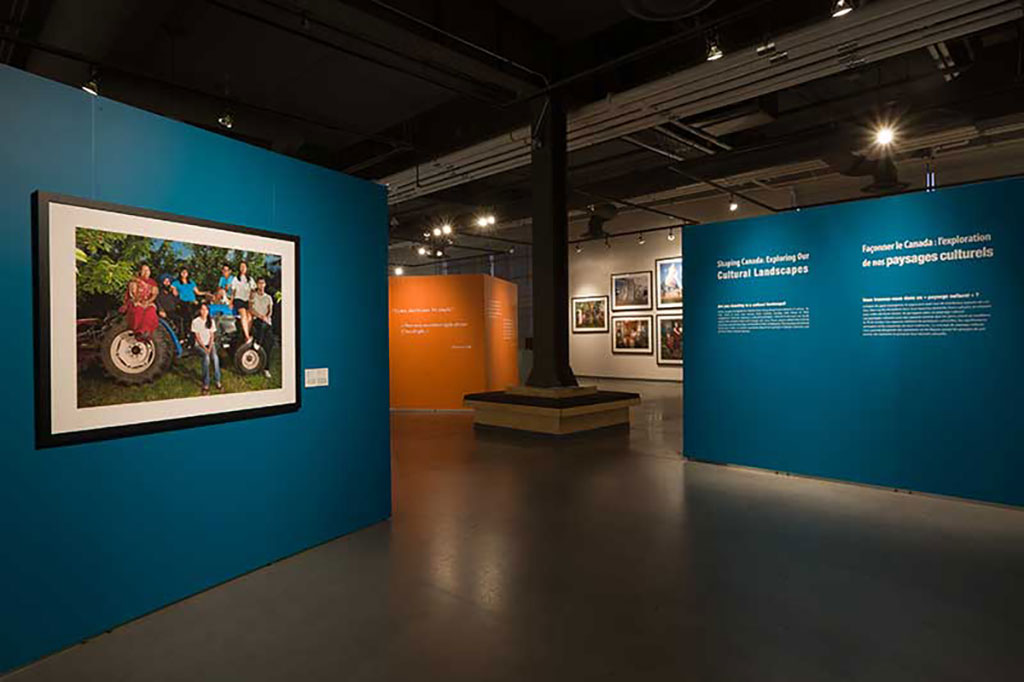 Murs turquoise d’une exposition sur les paysages culturels.