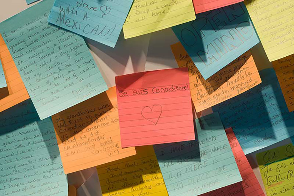 Différentes feuilles de Post-It sont collées; elles contiennent divers messages.