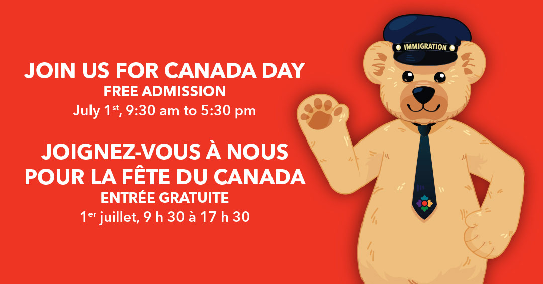 Informations sur l'événement sur fond rouge, à côté d'une illustration de Fenton l'ours, l'ours en peluche mascotte du musée.