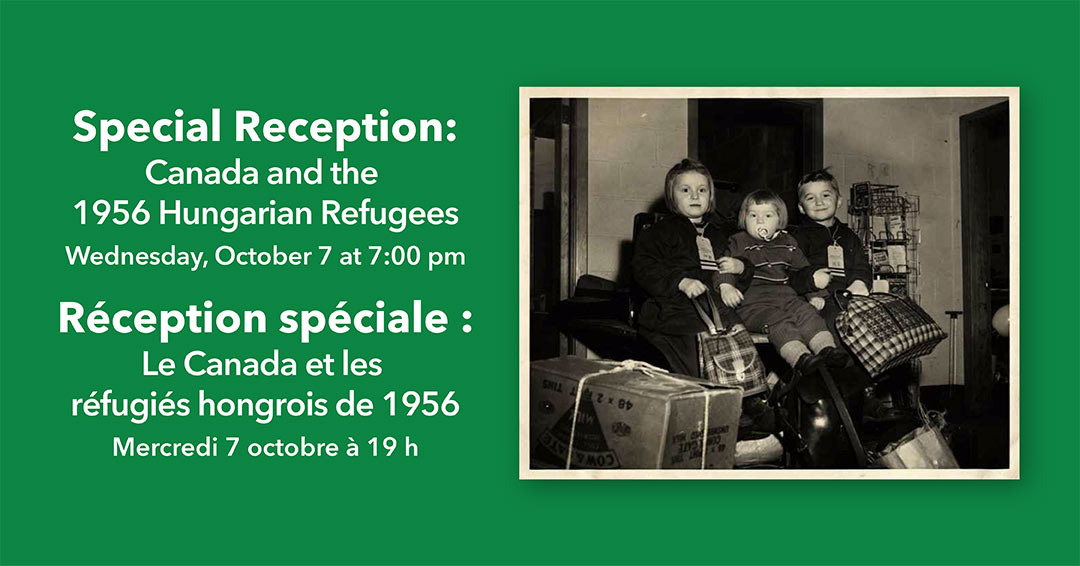 Photo en noir et blanc de trois enfants assis sur une table, parmi des bagages.