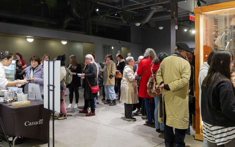 Une foule de personnes fait la queue pour obtenir de la nourriture.