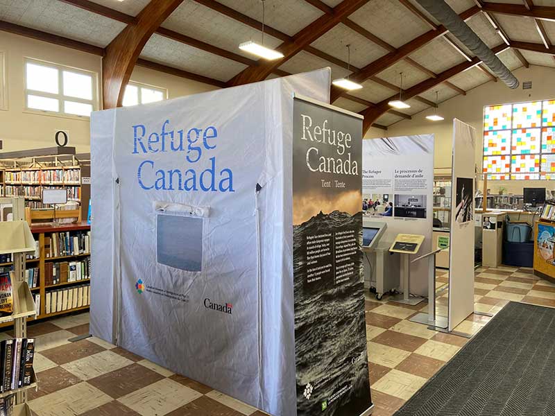 Bannière pop-up avec Refuge Canada écrit sur un fond de mer sombre et orageuse.