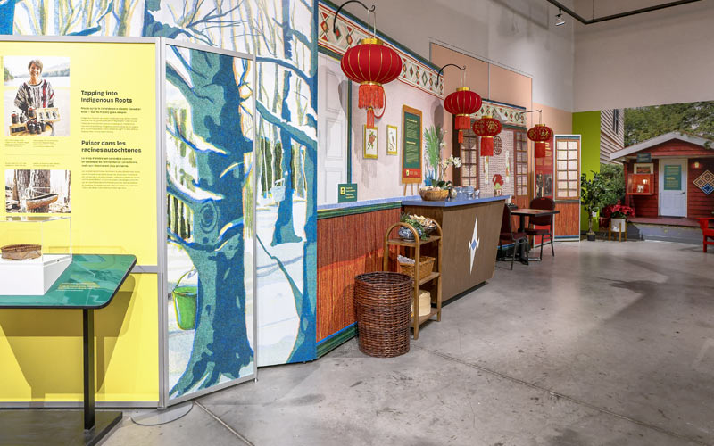 Un mur de panneaux d’exposition qui comprend une maquette de restaurant et de l’information sur l’histoire de l’alimentation autochtone.