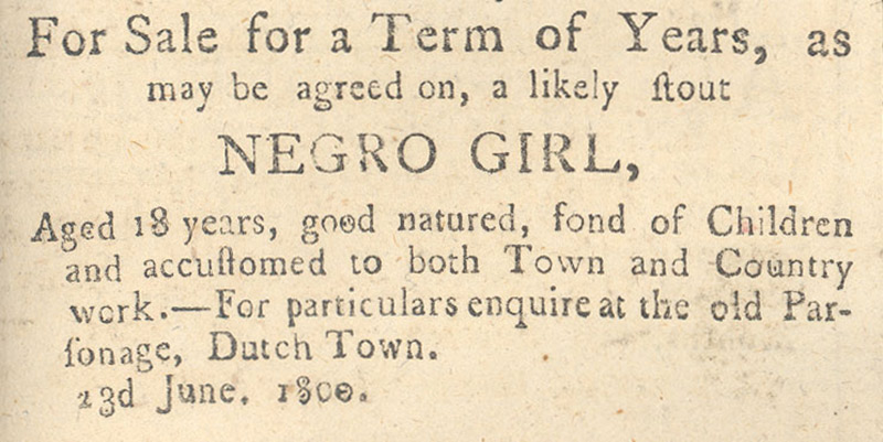 Une vieille annonce dans un journal, avec des caractères noirs sur du papier jauni, décrivant une fille à vendre.