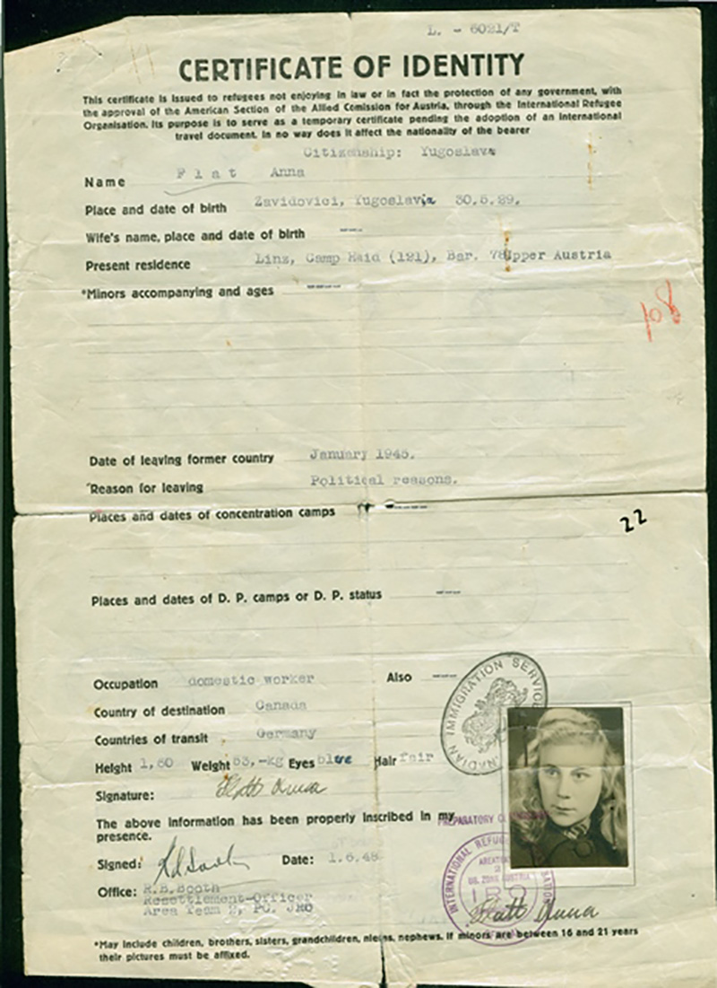 Morceau de papier sur lequel se trouvent des renseignements d’identification dactylographiés et la photo d’une femme.