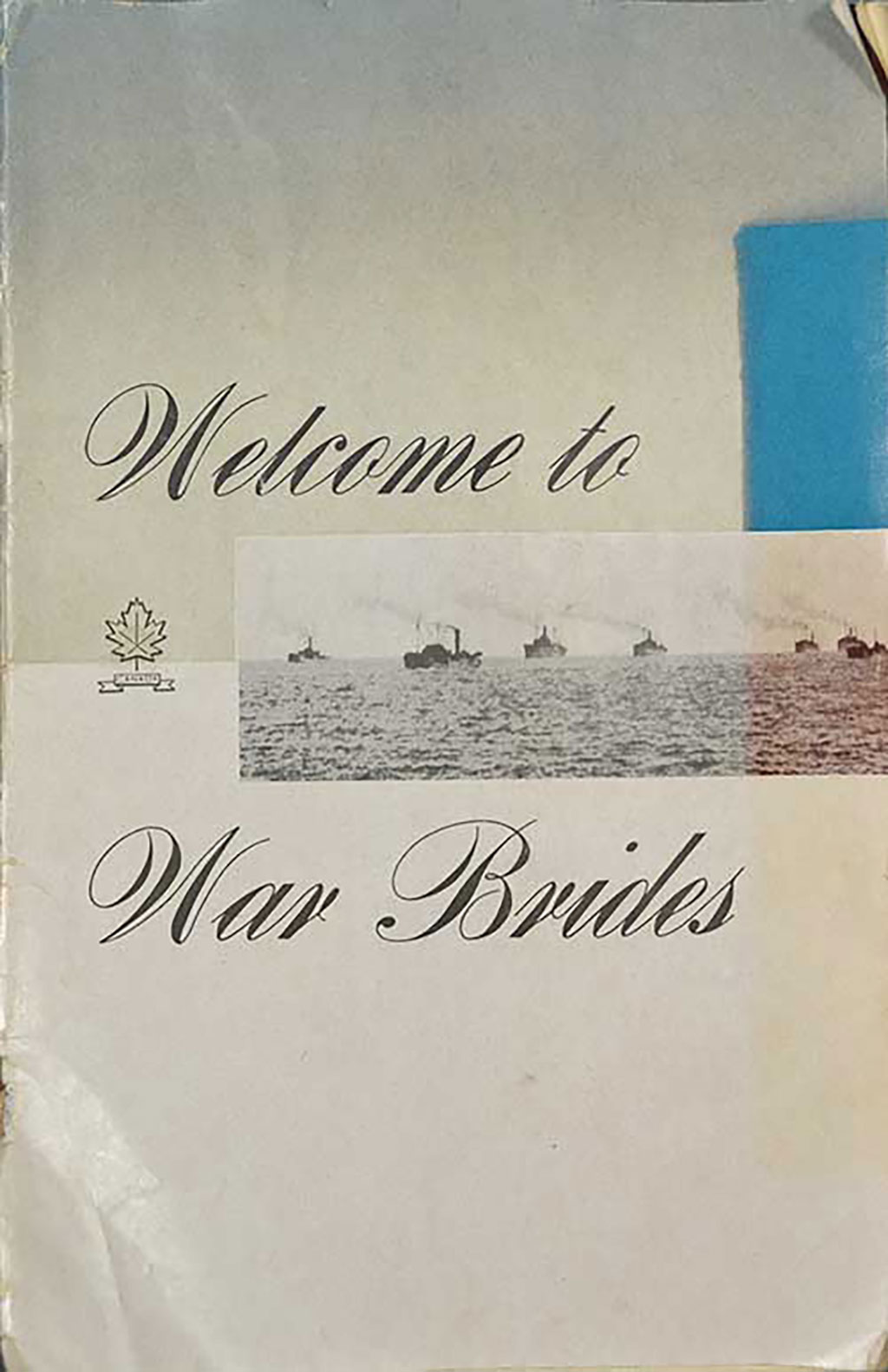 Une vieille brochure froissée sur laquelle se trouvent des navires et le dessin d’une petite feuille d’érable.