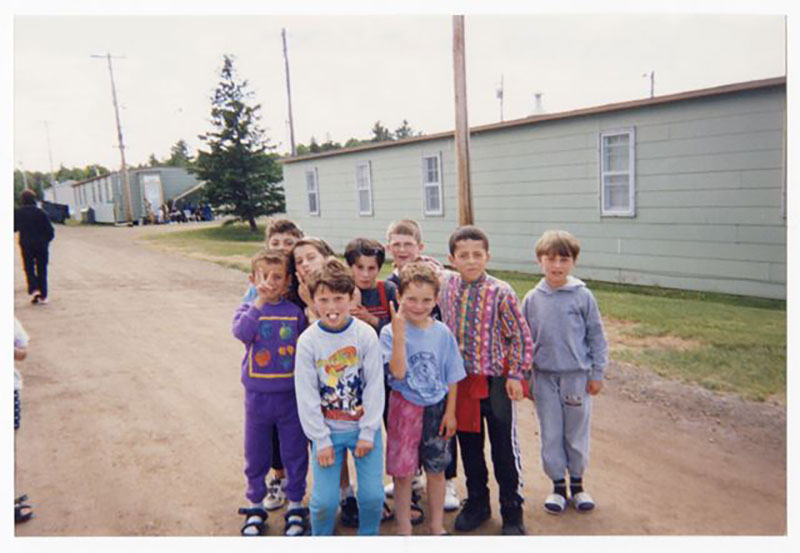 Un groupe d’enfants sur un chemin de terre.