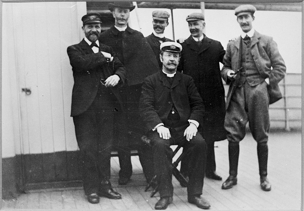 Image d’archives de 6 capitaines de navire sur le pont d’un navire.