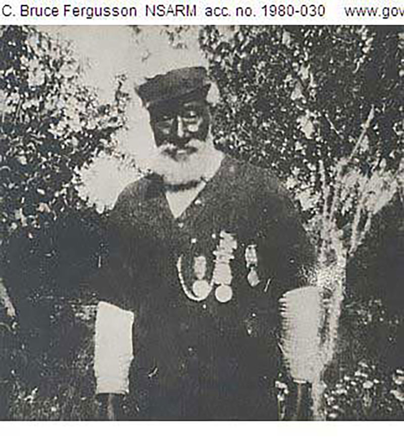 Image d’archives d’un homme noir décoré de médailles sur sa chemise.