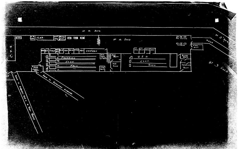 Un dessin sur microfilm montre les dimensions d’un hangar d’immigration.