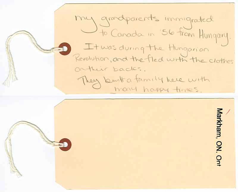 Message écrit à la mine sur un papier brun. Ce message a été écrit par une jeune personne.