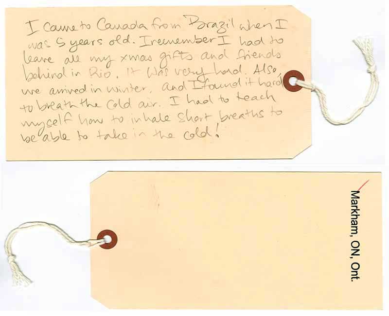 BPapier brun sur lequel se trouve l'histoire d'un enfant de cinq ans. Le message est écrit à la mine.