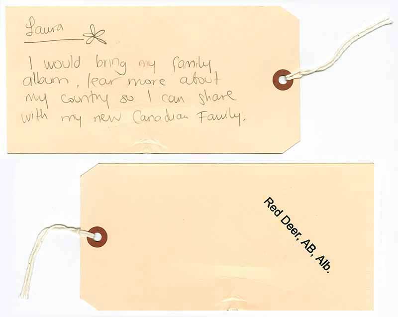 Étiquette en papier brun sur laquelle Laura a écrit un message à la mine. Elle a aussi dessiné une petite fleur après son nom.