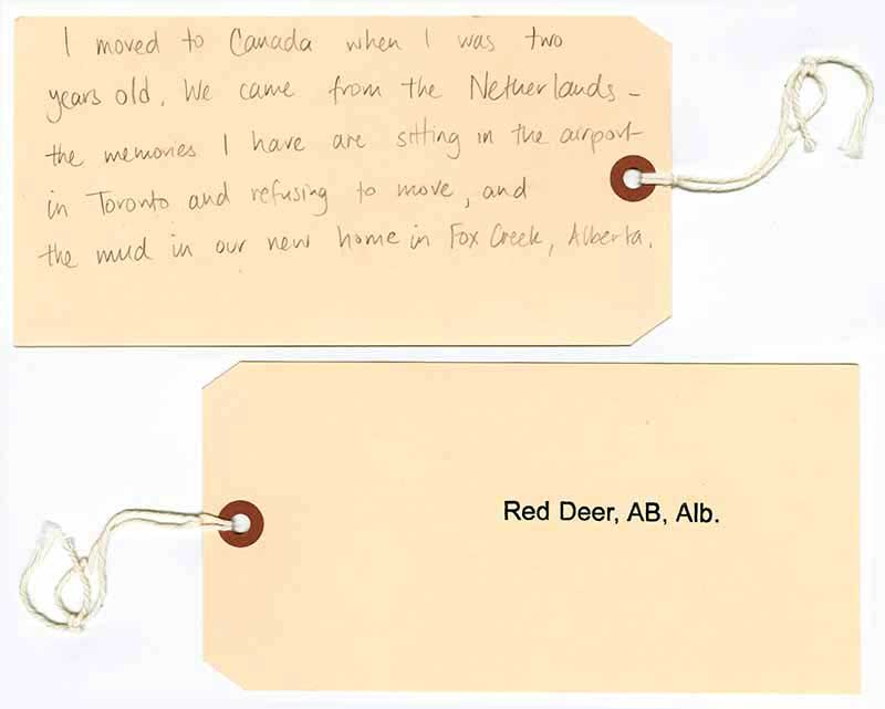 Étiquette en papier brun sur laquelle se trouve un message écrit à la mine. L'auteur provient de l'Alberta.