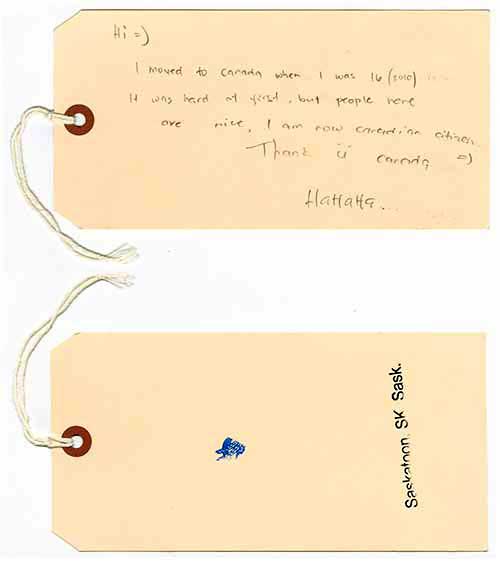 Message d'une jeune personne écrit sur un papier brun. Le message est très bien écrit. L'auteur a écrit « Hahaha » à la fin du message. Il s'agit d'une personne très heureuse.