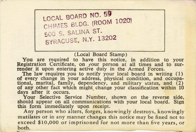 Une carte avec du texte et une étampe ainsi qu’une adresse à Syracuse, New York.
