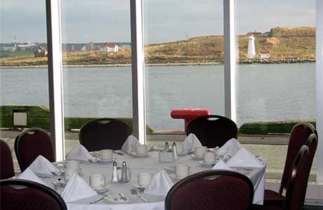 Table à manger offrant une vue sur le port.
