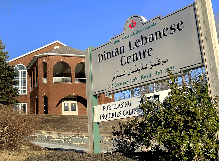 Un bâtiment en briques de deux étages, avec une enseigne indiquant le Centre libanais Diman.