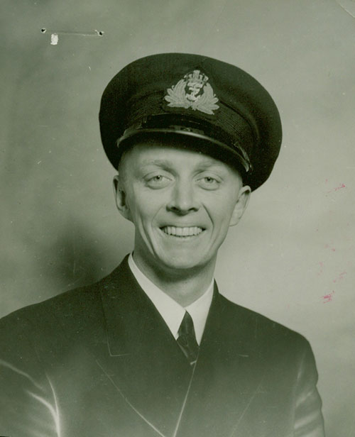 Un homme souriant en uniforme de la Marine.