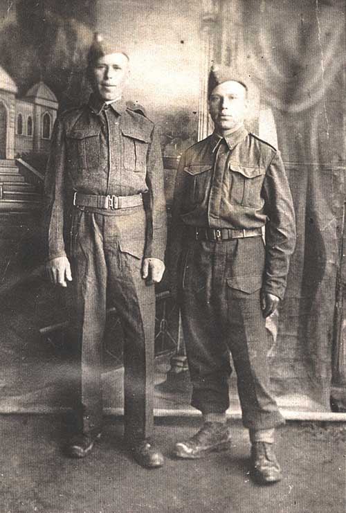 Deux hommes en uniformes militaires.