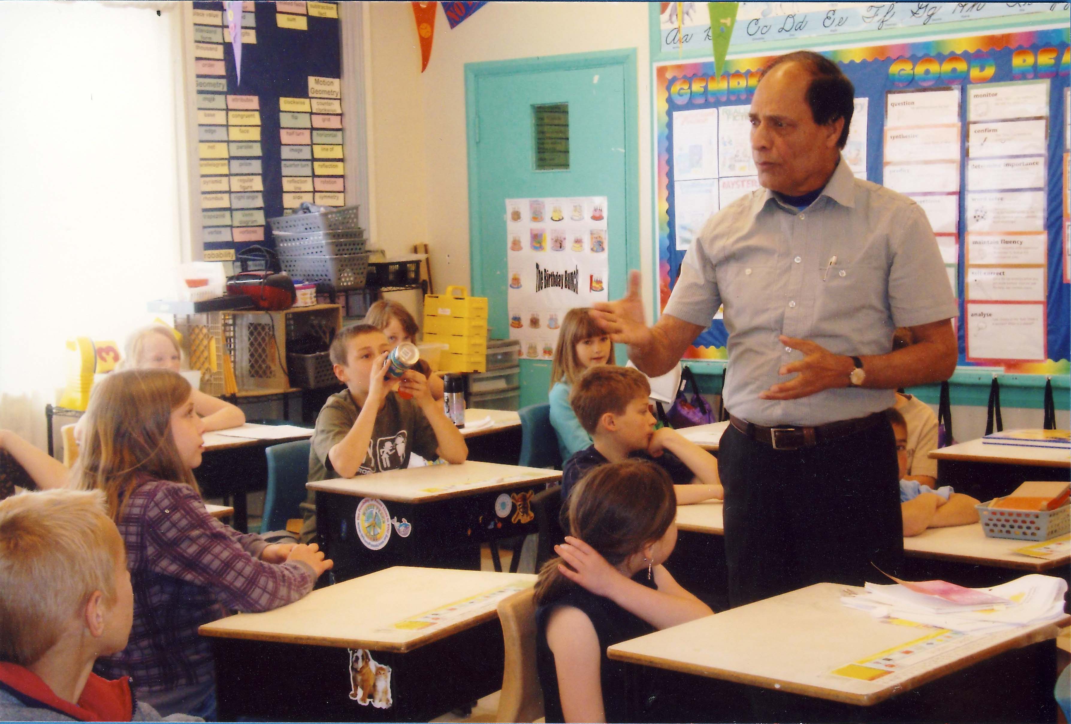 Un homme enseigne à une classe de jeunes élèves.