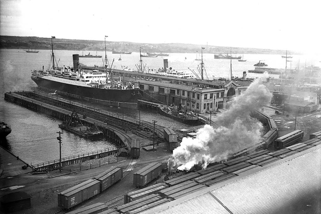 Image d’archives du front de mer avec beaucoup d’activité.