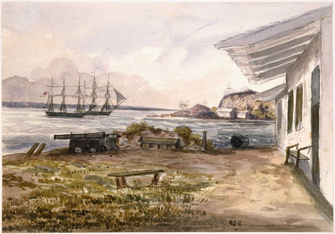 Une aquarelle avec un bâtiment blanc à droite, des canons et des bancs au premier plan, et des voiliers à trois mâts à l’arrière-plan.