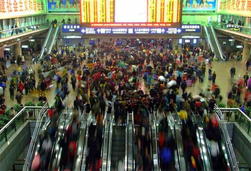 Des foules de gens dans une gare.